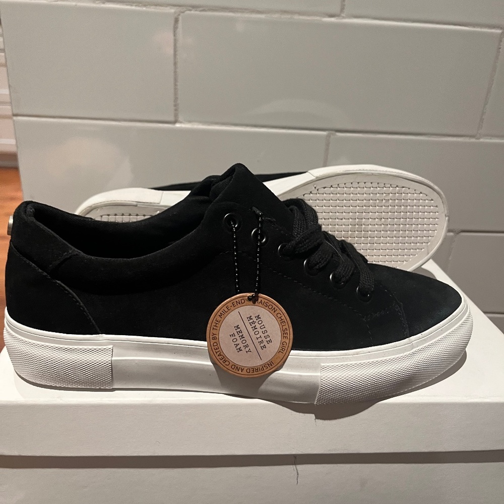 NWT Chelsea swede black shoes